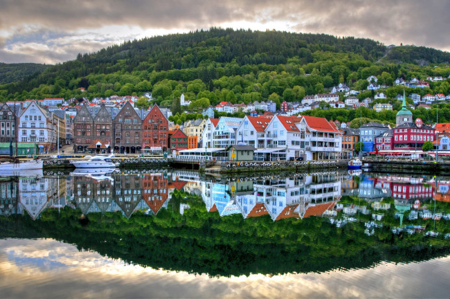 Обои картинки фото норвегия, берген, города, улицы, площади, набережные, причал, катера, река, дома