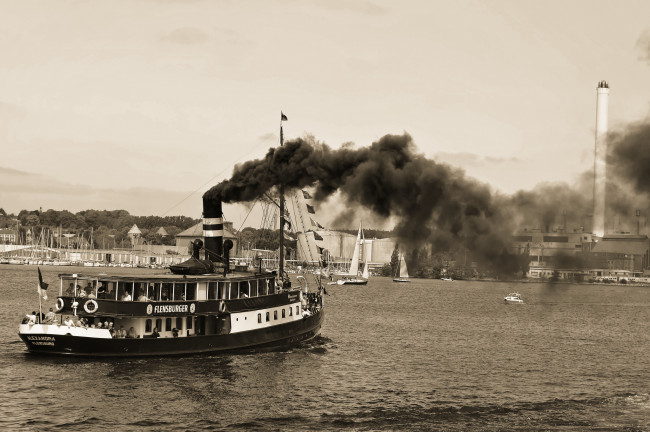 Обои картинки фото alexandra, корабли, пароходы, дым, чёрно-белая