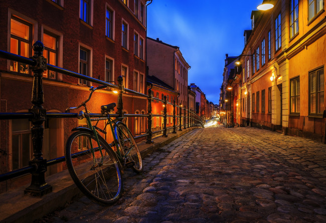 Обои картинки фото стокгольм, города, стокгольм , швеция, здания, дорога, велосипед, фонари