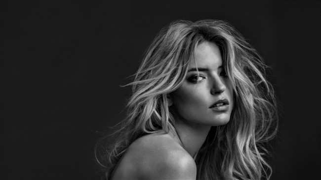 Обои картинки фото девушки, martha hunt, модель, черно-белая, блондинка, лицо