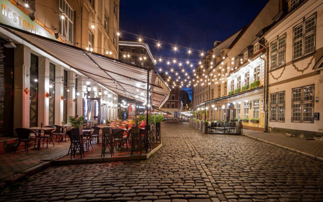 Обои картинки фото города, рига , латвия, улица, кафе, иллюминация, вечер