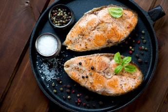 Картинка еда рыбные+блюда +с+морепродуктами соль перец форель базилик