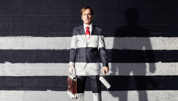 Картинка bob+odenkirk мужчины костюм портфель валик полосы стена