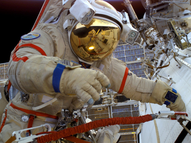 Обои картинки фото космос, космонавт, русский, скафандре, орлан, астронавты, космонавты