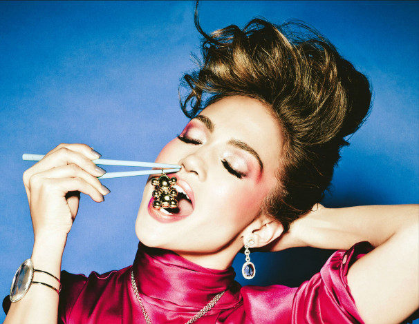 Обои картинки фото Jennifer Lopez, девушки, , , браслет, палочки, серьги, прическа