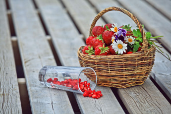 Картинка еда клубника земляника ромашки цветы стакан корзина ягоды анютины глазки