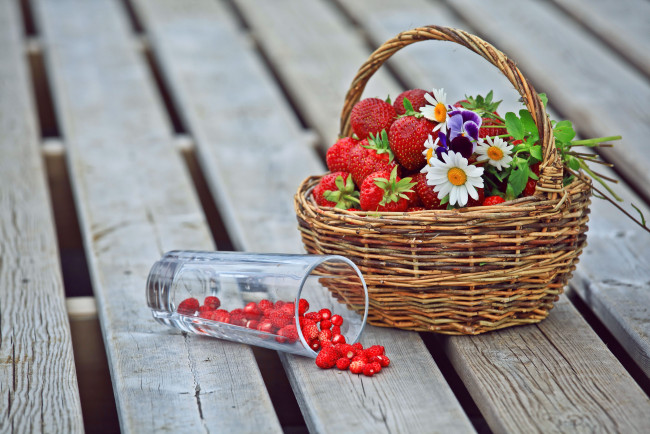 Обои картинки фото еда, клубника, земляника, ромашки, цветы, стакан, корзина, ягоды, анютины, глазки
