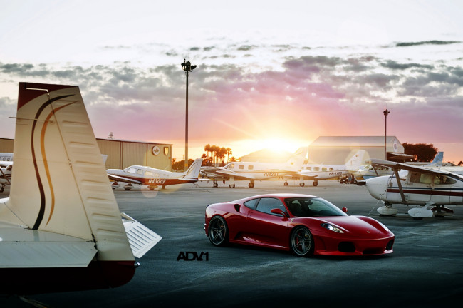 Обои картинки фото ferrari, f430, автомобили, феррари, самолёты, аэродром