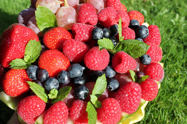 Обои картинки фото еда, фрукты,  ягоды, малина, клубника, голубика, виноград