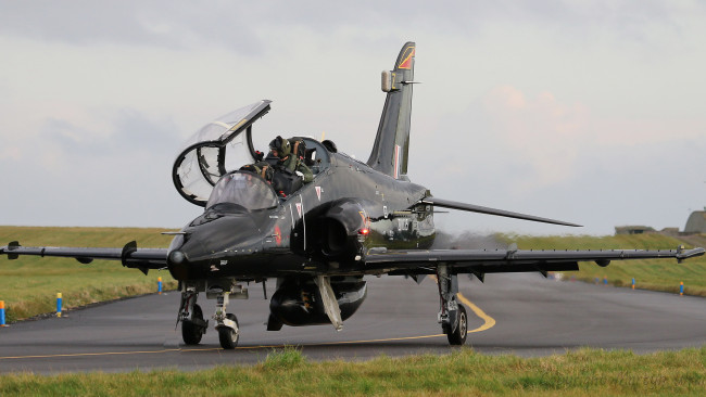Обои картинки фото авиация, боевые самолёты, пилот, jet, aircraft, bae, hawk, t2