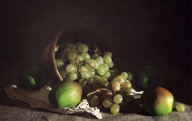 Обои картинки фото еда, фрукты,  ягоды, натюрморт, текстура, груши, свет, виноград