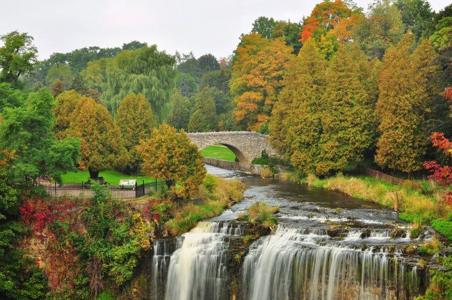Обои картинки фото природа, парк, мост, река, осень, деревья, водопад