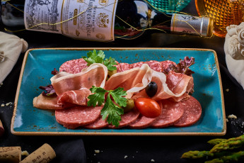 Картинка еда колбасные+изделия хамон колбаса петрушка оливки мясо вино
