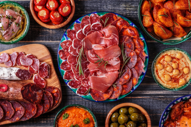 Обои картинки фото еда, разное, помидоры, оливки, блюда, нарезка, колбаса, мясо, икра
