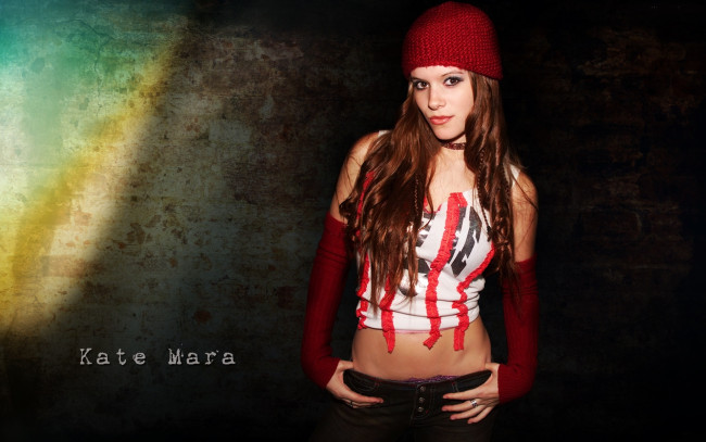 Обои картинки фото девушки, kate mara, рыжая, шапка, топ, рукава