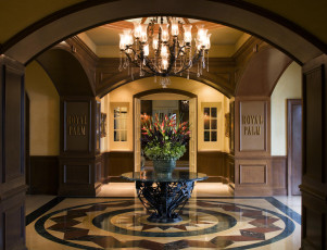 Картинка интерьер холлы лестницы корридоры букет отель люстра
