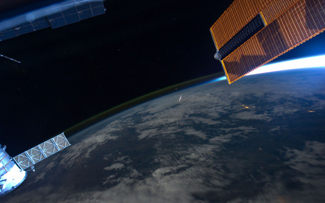 Обои картинки фото космос, космические, корабли, станции, мкс, метеор, персеиды, земля