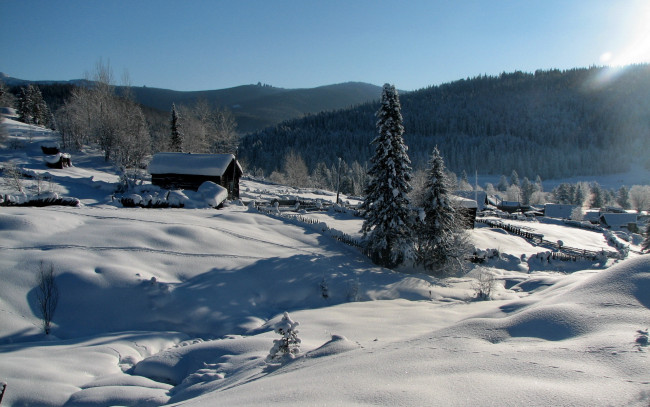 Обои картинки фото природа, зима, пейзаж, деревья, домики, деревня, снег, ели, горы