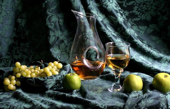 Обои картинки фото еда, натюрморт, ткань, бокал, кувшин, сок, виноград, яблоки