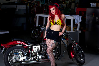 Картинка мотоциклы мото девушкой гараж шорты