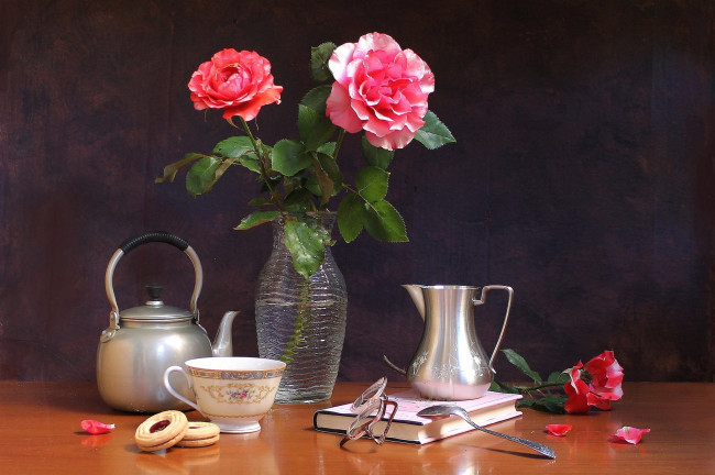 Обои картинки фото цветы, розы, очки, чайник, печенье