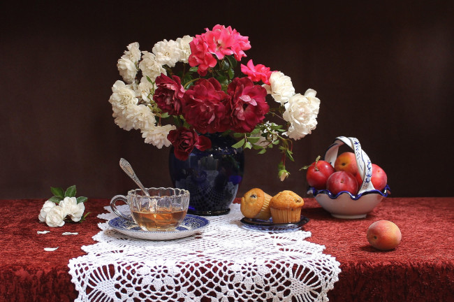 Обои картинки фото еда, натюрморт, сливы, чай, розы