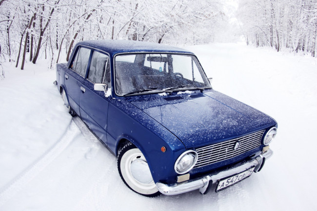 Обои картинки фото автомобили, ваз, 2101, копейка, жигули, классика, синяя, зима, снег, лес, иний