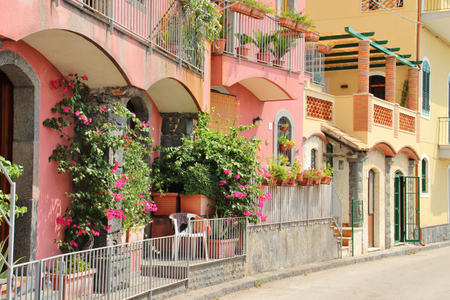 Обои картинки фото италия, сицилия, acireale, города, здания, дома, цветы, улица