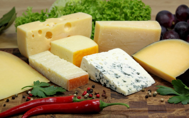 Обои картинки фото еда, сырные изделия, сыр, ассорти, специи, перец