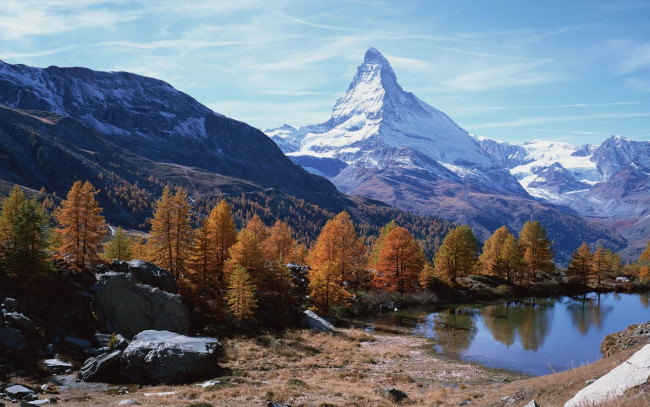 Обои картинки фото природа, горы, небо, озеро, лес, камни, снег, осень, деревья