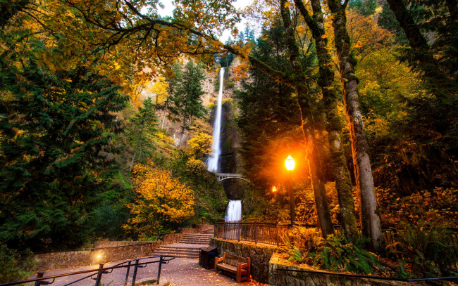 Обои картинки фото природа, парк, сша, multnomah, falls, oregon, скала, водопад, мост, осень, деревья, огни, фонари, скамейка