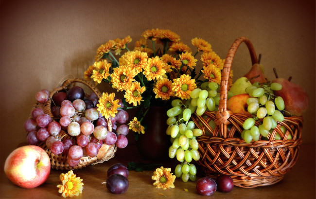 Обои картинки фото еда, фрукты,  ягоды, виноград, груша, яблоко, хризантемы, цветы, натюрморт, слива