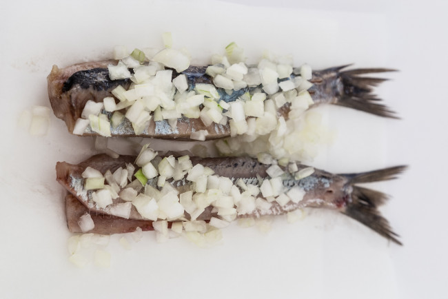 Обои картинки фото еда, рыба,  морепродукты,  суши,  роллы, селедка, лук