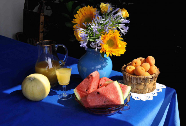 Обои картинки фото еда, натюрморт, арбуз, кувшин, дыня, абрикосы, букет, цветы, ваза, стол, сок