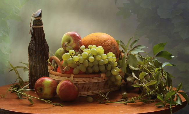 Обои картинки фото еда, натюрморт, виноград, яблоки, бутылка, дыня