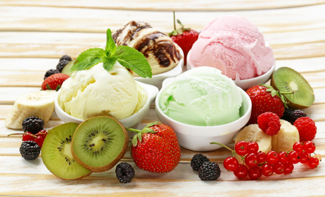 Обои картинки фото еда, мороженое,  десерты, десерт, киви, смородина, ежевика, фруктовое, малина, клубника, ягоды, currant, blackberry, raspberry, strawberry, ice, cream, sweets