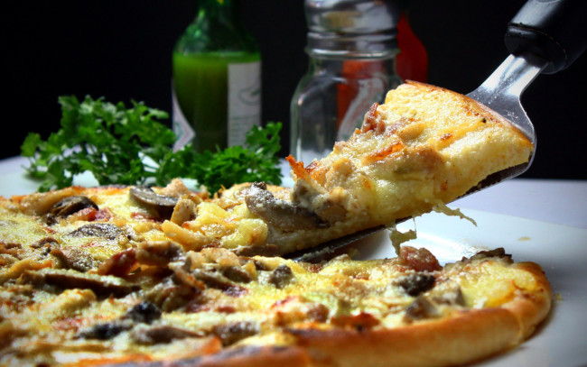 Обои картинки фото еда, пицца, ломтик, зелень, грибы