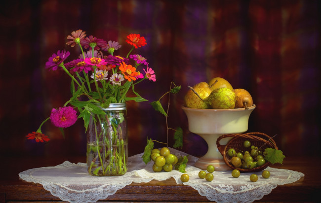 Обои картинки фото еда, натюрморт, цинния, фрукты, груши, виноград, цветы