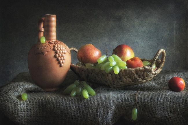 Обои картинки фото еда, натюрморт, кувшин, виноград, яблоки