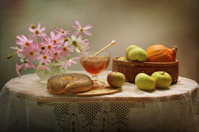 Обои картинки фото еда, натюрморт, космея, бублик, мед, тыква, яблоки