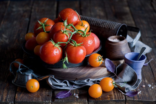 Обои картинки фото еда, помидоры, базилик, томаты, соль
