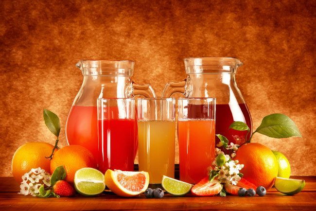 Обои картинки фото еда, напитки,  сок, orange, strawberry, фрукты, клубника, juice, drinks, лайм, черника, стакан, апельсины, графин, сок, напиток