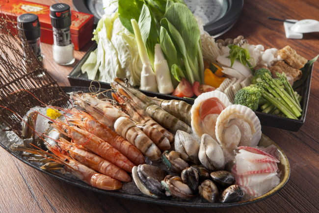 Обои картинки фото еда, рыба,  морепродукты,  суши,  роллы, овощи, креветки, моллюски, морепродукты