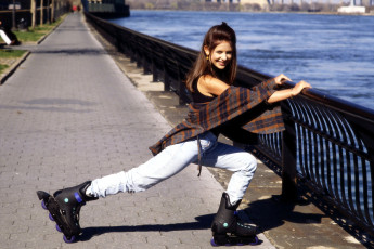 Картинка девушки sarah+michelle+gellar улыбка шатенка ролики джинсы набережная рубашка актриса сара мишель геллар