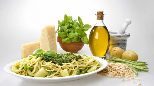 Обои картинки фото еда, макаронные блюда, сыр, пармезан, паста, базилик, масло, фасоль