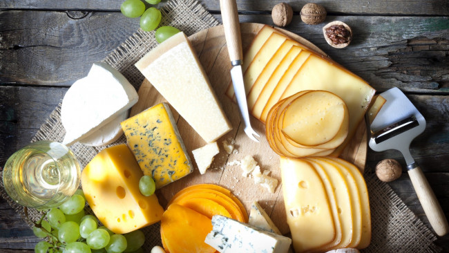 Обои картинки фото еда, сырные изделия, орехи, сыр, виноград, ассорти