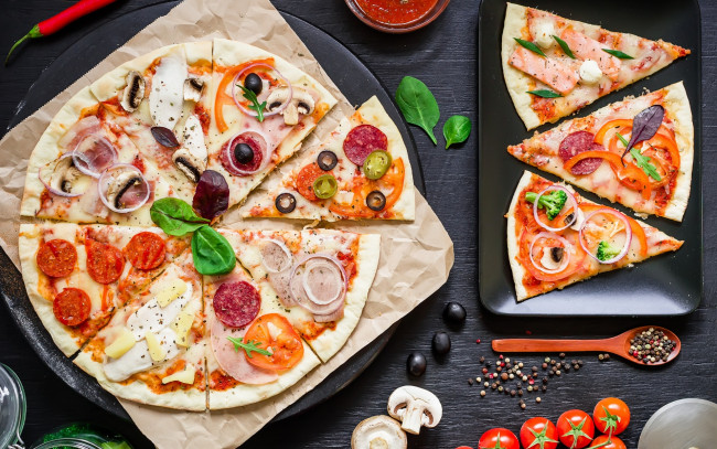 Обои картинки фото еда, пицца, tomato, тесто, сыр, помидоры, pizza, соус, ассорти, ingredients, шампиньоны, овощи, специи, мясо, italian, выпечка
