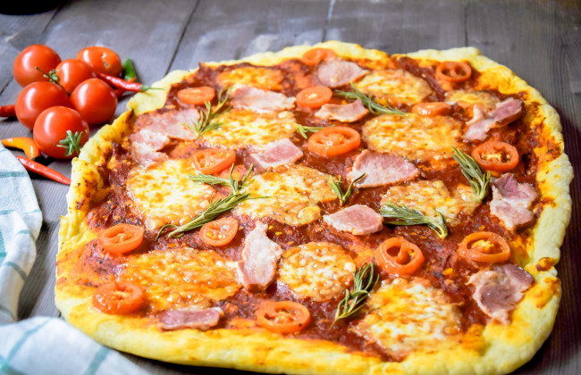 Обои картинки фото еда, пицца, домашняя, сыр, ветчина