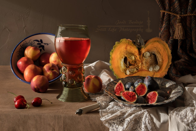 Обои картинки фото еда, натюрморт, бокал, вишня, вино, тыква, персик, штора, инжир