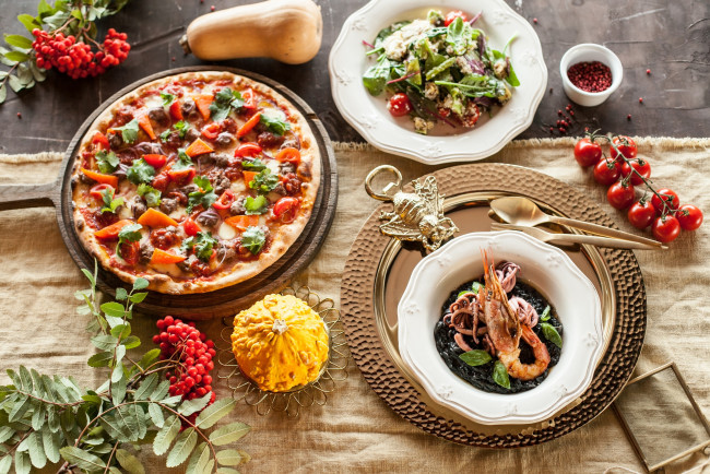 Обои картинки фото еда, разное, пицца, рябина, тыква, креветка, салат